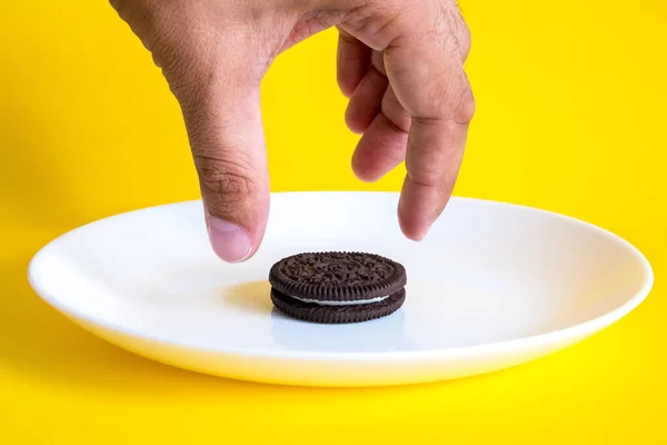 Kaliningrado Rusia Agosto 2021 Galletas Oreo Sobre Plato Blanco Sobre Fotos De Stock Sin Royalties Gratis