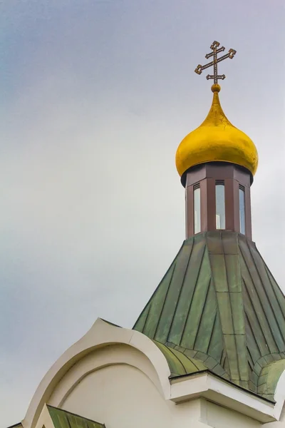 Kilisenin altın kubbesi — Stok fotoğraf