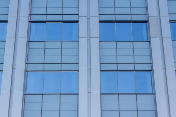 Fenster städtische Wohngebäude — Stockfoto