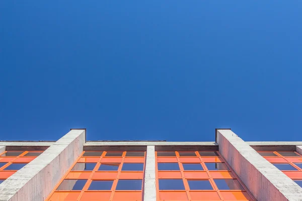 Jendela berwarna dari sebuah bangunan perumahan — Stok Foto