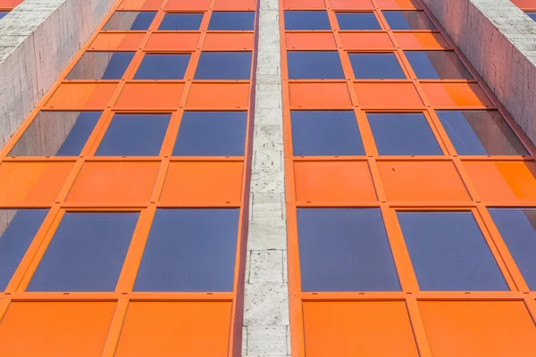 Janelas coloridas de um edifício residencial — Fotografia de Stock