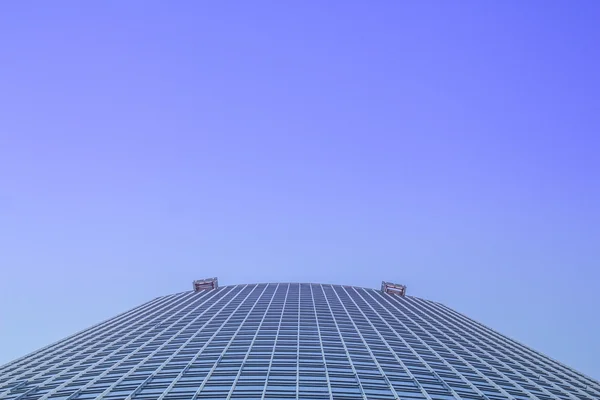 Canto de um edifício moderno no fundo do céu — Fotografia de Stock