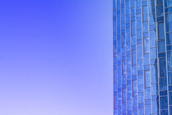 Ecke eines modernen Gebäudes am Himmel Hintergrund — Stockfoto