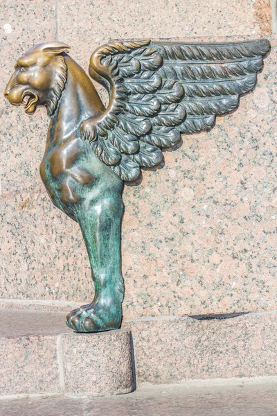 Griffin - leão alado de bronze — Fotografia de Stock