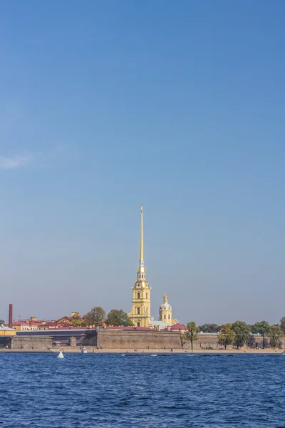 Petropavlovsk twierdza nad brzegiem Newy — Zdjęcie stockowe