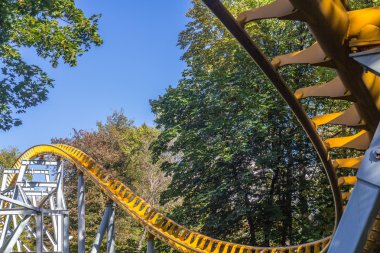 Rollercoaster mavi gökyüzü