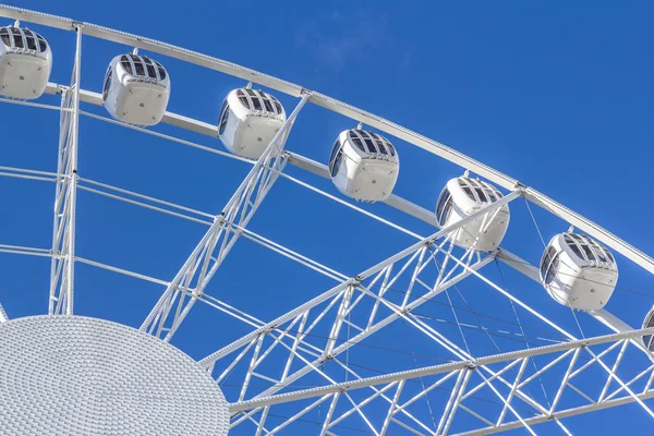 Ferris wheel on a background of blue sky — Stock Photo, Image