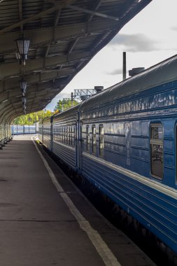 geniş açı bakış bir mavi yolcu treni