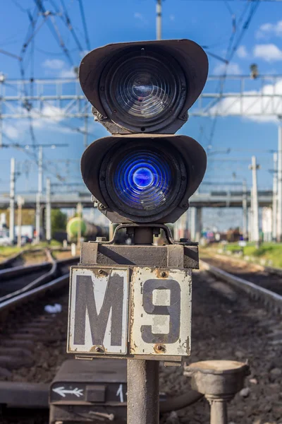 近くに鉄道の青いセマフォ — ストック写真