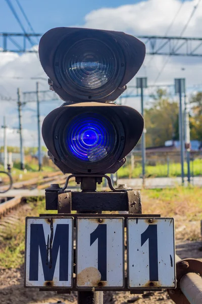 近くに鉄道の青いセマフォ — ストック写真