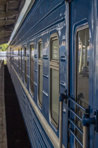 Vista angular amplia de un tren de pasajeros azul —  Fotos de Stock