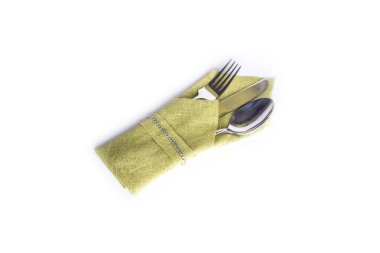 Bıçak, kaşık ve çatal, beyaz arka plan üzerinde izole peçete