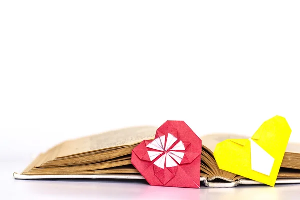 Libro abierto con corazón de papel aislado sobre fondo blanco —  Fotos de Stock