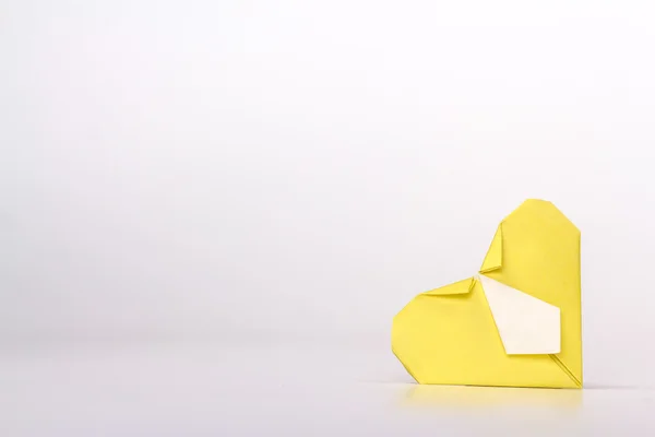 Origami aislado corazón amarillo —  Fotos de Stock