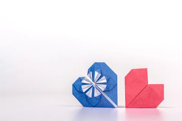 Origami isolado corações azuis e vermelhos — Fotografia de Stock
