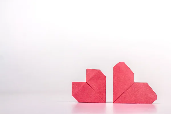 Geïsoleerde twee origami rode harten — Stockfoto