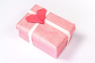 Kağıt kalp kutusuyla izole Sevgililer hediye