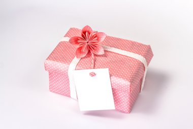 Kağıt çiçek ve kartı boş pembe hediye kutusu