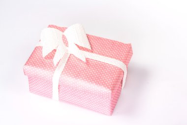 Kutu kağıt yay ile izole Sevgililer hediye