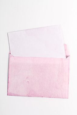 Pembe sayfaları ile izole açık vintage zarf