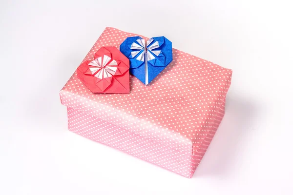 Caja de regalo aislada de San Valentín con corazones rojos y azules —  Fotos de Stock