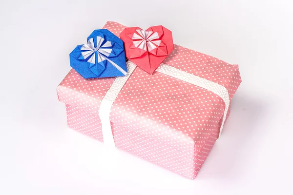 Caja de regalo aislada de San Valentín con corazones rojos y azules — Foto de Stock