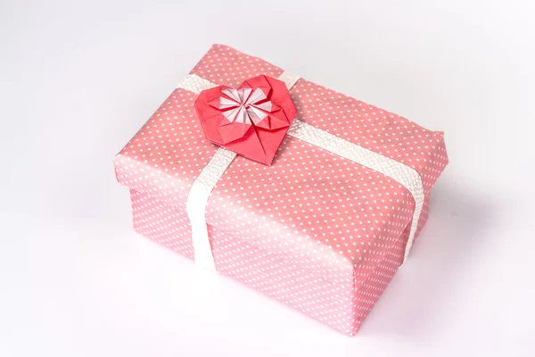 Caja de regalo aislada de San Valentín con corazón rojo de papel — Foto de Stock