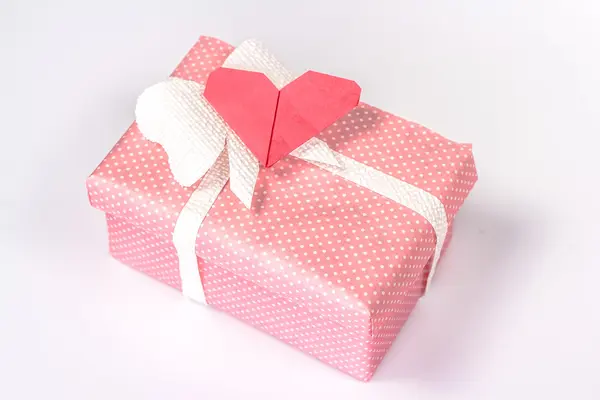 Geïsoleerde valentines cadeau doos met papier rood hart — Stockfoto