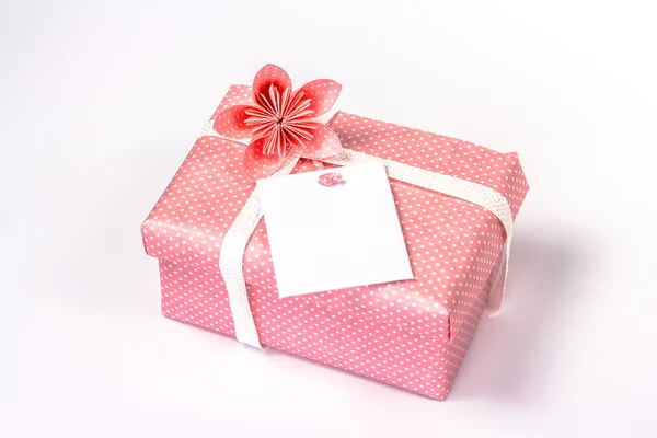 Coffret cadeau rose avec fleur en papier et espace de copie — Photo