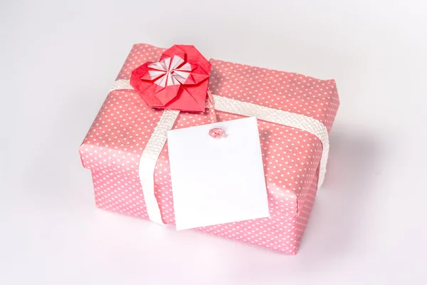 Coffret cadeau de Saint-Valentin isolé avec coeur en papier et carte blanche — Photo