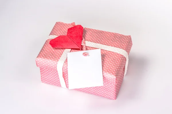 Valentines cadeau doos met papier rode hart en lege kaart — Stockfoto