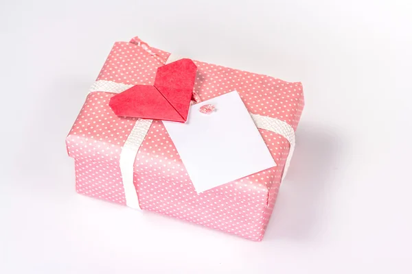 Caja de regalo rosa con corazón de papel y tarjeta en blanco —  Fotos de Stock
