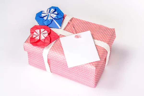 Valentines boîte cadeau avec des coeurs de couleur de papier et carte blanche — Photo