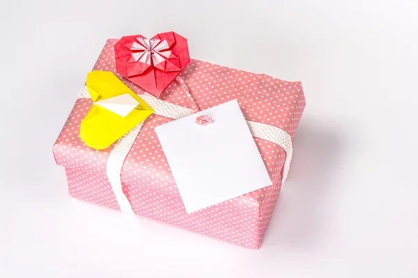 Geschenkdoos met papier kleur harten en lege kaart — Stockfoto