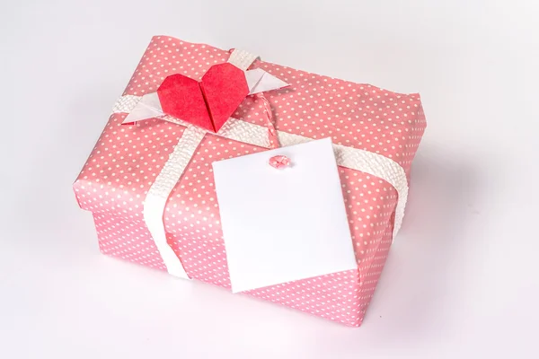 Geïsoleerde valentines cadeau doos met papier hart en lege kaart — Stockfoto