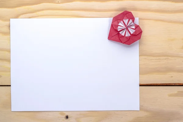 Biała Strona z serce origami czerwony — Zdjęcie stockowe