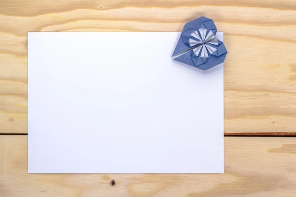 Tarjeta de San Valentín con origami corazón azul sobre mesa de madera — Foto de Stock