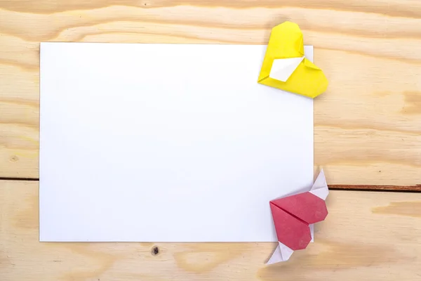Walentynki karty żółte i czerwone serca origami na drewnianym stole — Zdjęcie stockowe