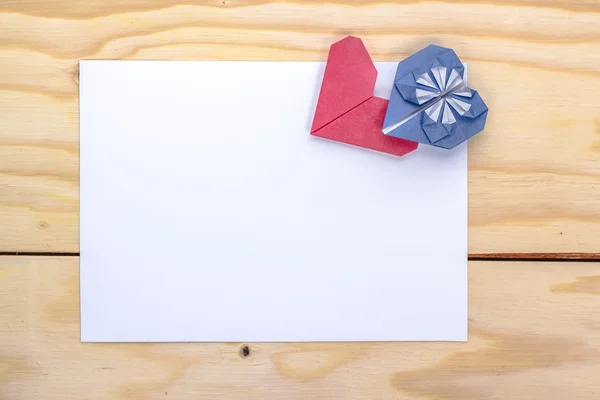 Cartão dos namorados com origami corações azuis e vermelhos na mesa de madeira — Fotografia de Stock
