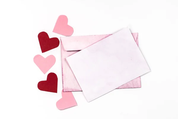 Изолированный винтажный розовый конверт и страницы с сердечками — стоковое фото