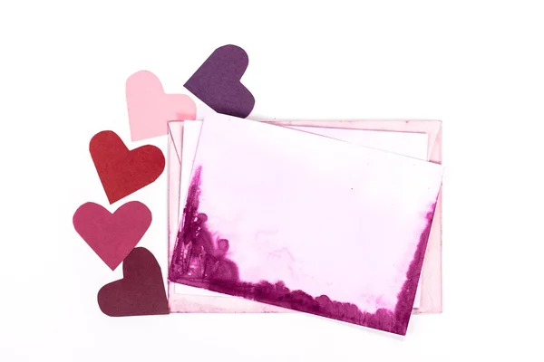 Isolerade öppen vintage kuvert med rosa sidor och hjärtan — Stockfoto