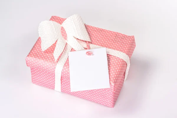 Ροζ δώρο κουτί με ΧΑΡΤΙΝΗ ΚΑΡΤΑ κενό Royalty Free Φωτογραφίες Αρχείου