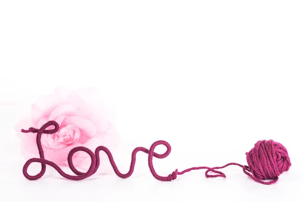 Word love of red thread and pink rose — Stock Photo, Image