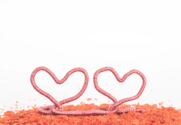 Dos corazones sobre fondo rojo — Foto de Stock