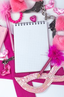 kız gibi pembe masaüstü ve ileti örneği ile boş bir defter ve kalem.
