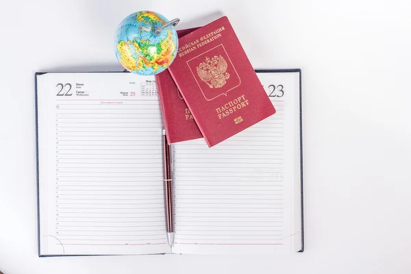 Diário alinhado aberto com dois passaportes — Fotografia de Stock