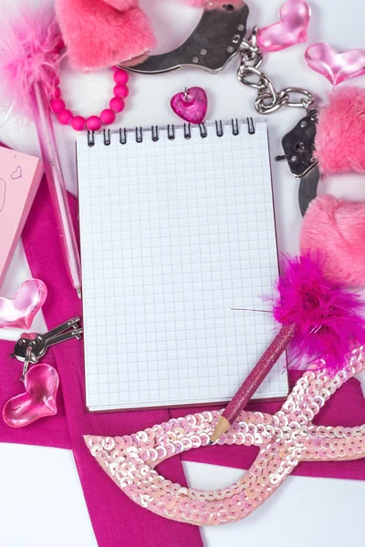 Girly escritorio rosa y papelería con cuaderno en blanco y lápiz . Fotos de stock