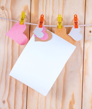 Sayfa ve kağıt kalpler beyaz