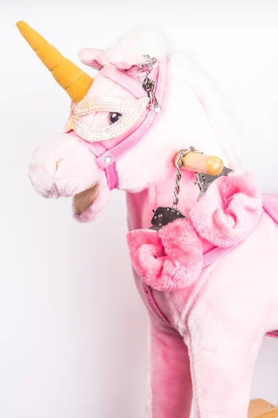 Esposas rosadas en un unicornio de juguete Fotos de stock