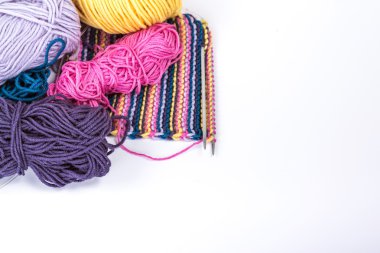 Bobinler yanında örme yünlü kumaş çizgili